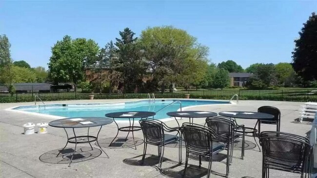 Foto del edificio - 628 E Fox Hills Dr