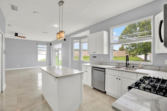 Foto del edificio - 544 Lake Cypress Cir