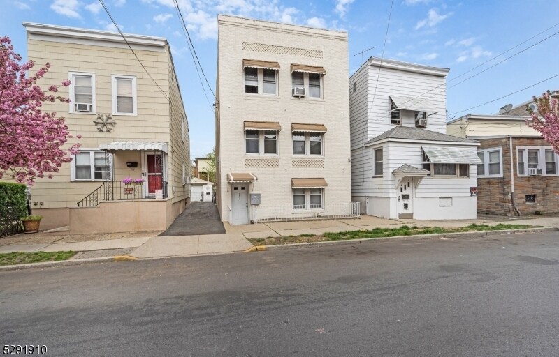 Primary Photo - 279 Belmont Ave