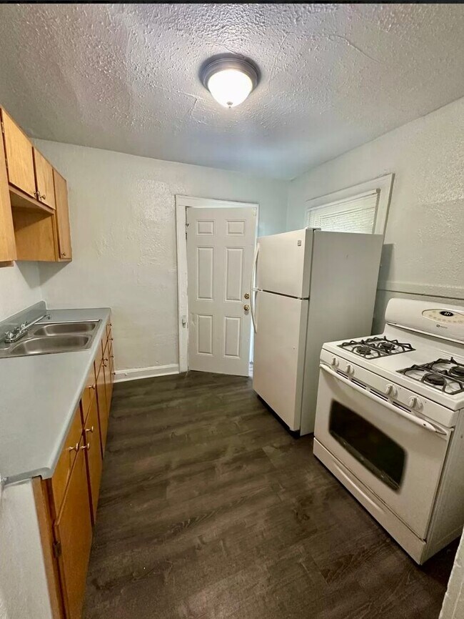 Building Photo - Large 2 Bedroom Duplex For Rent