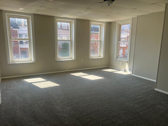 Building Photo - Large 4 bedroom 2 bath home with fenced in...