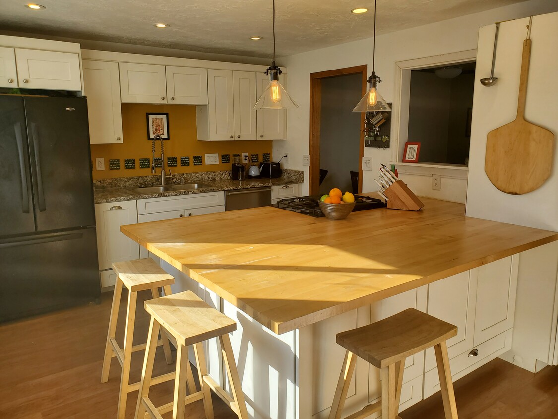 Sunny south facing kitchen - 817 W 19th Ave