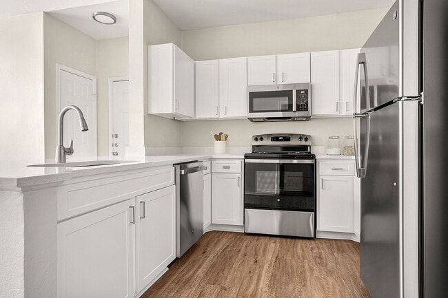 C243030_VerandaAtCenterField_1b1bROI_Kitchen2_02 - The Veranda at Centerfield