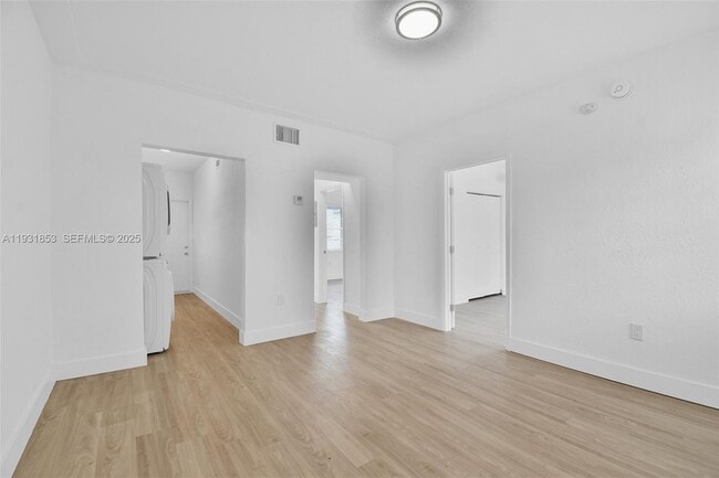 Foto del edificio - 1900 Calais Dr