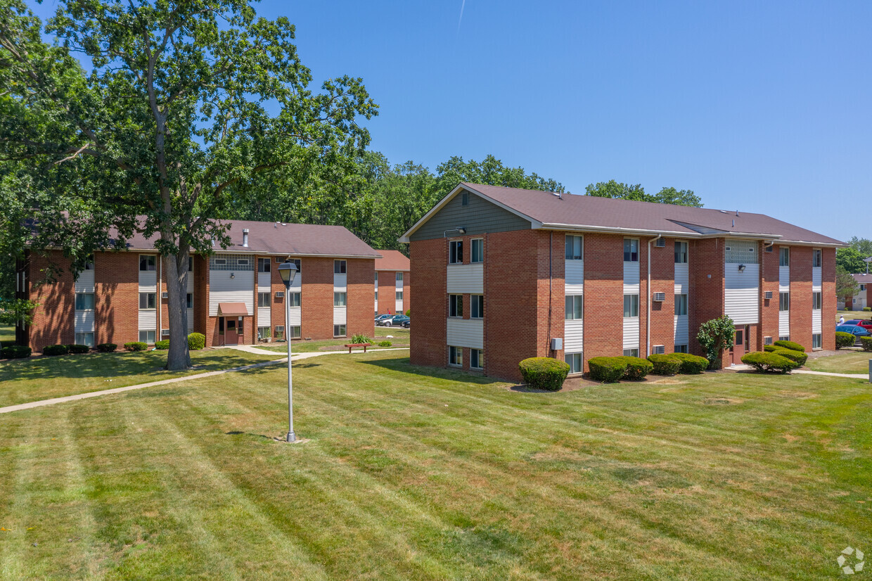 Primary Photo - Oakwood Park Apartments