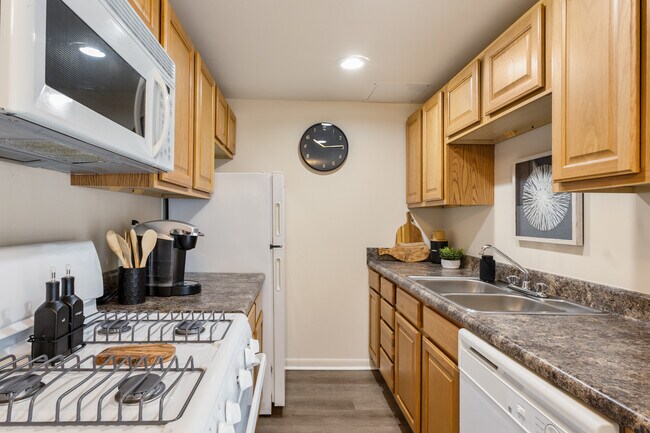 Foto del edificio - Shadeland Terrace Townhomes w/Full Basements