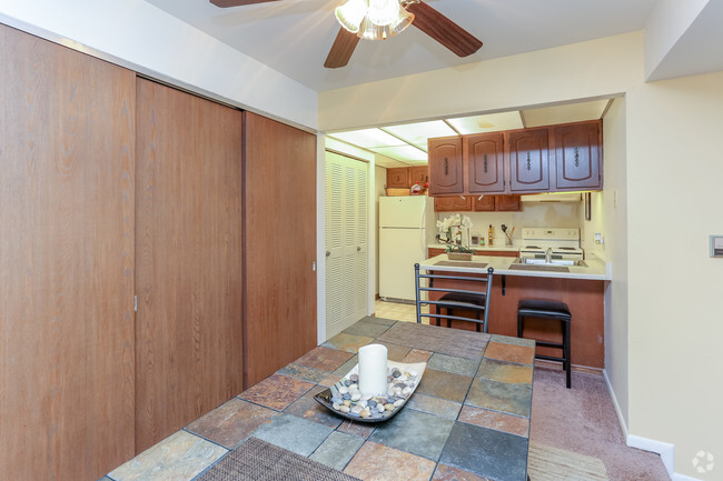 Dining Room - Glenbrook Apartments