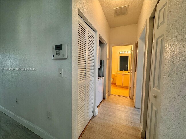 Foto del edificio - 2590 NE 3rd Dr