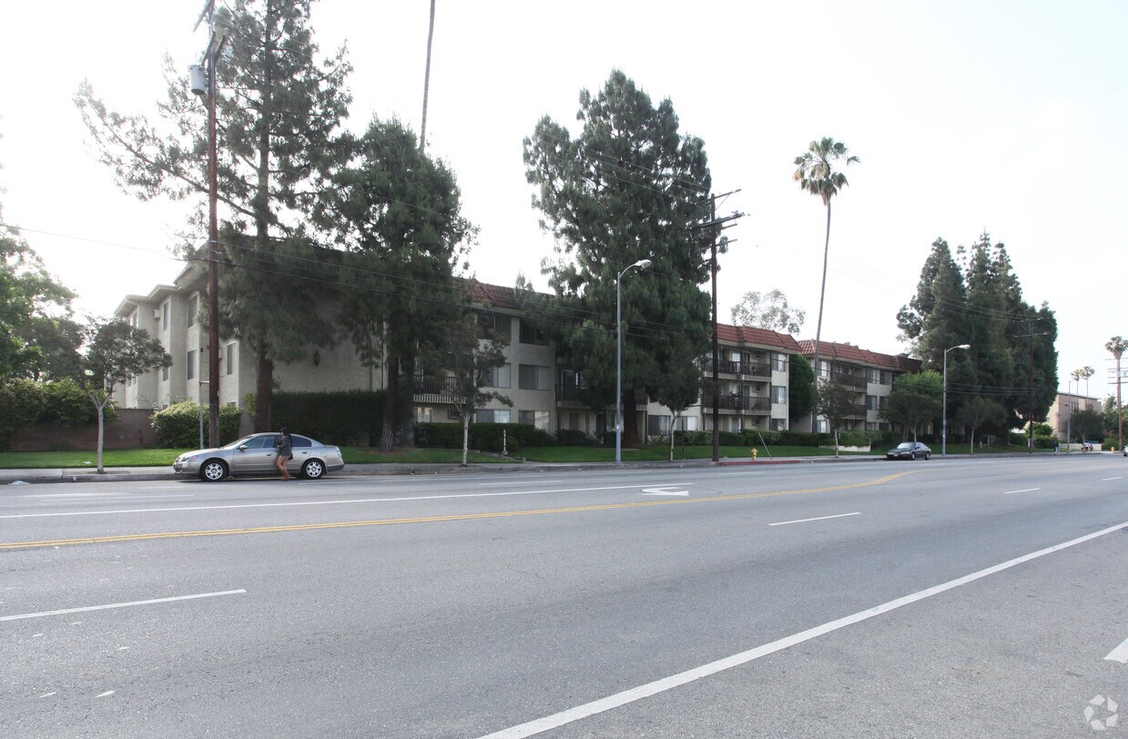 Primary Photo - Woodman Manor Apartments