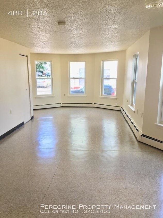 Foto principal - 4 bedroom in Central Falls RI 02863