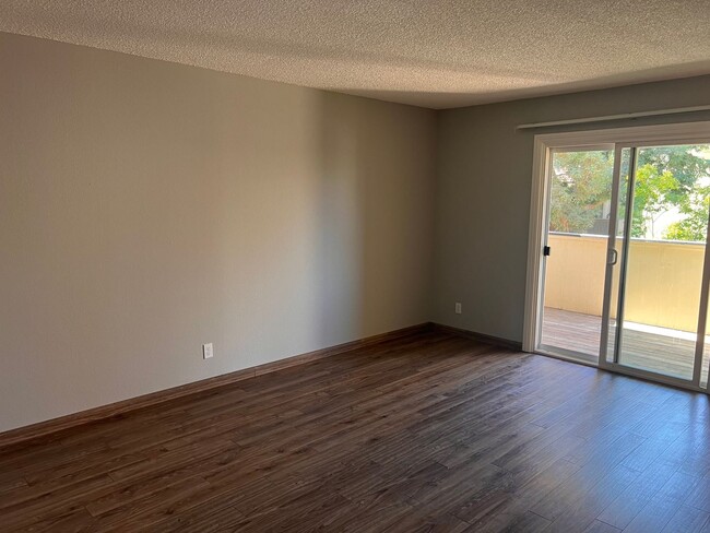 Building Photo - Light & Bright 2nd floor 2 bedroom, 2 bath...