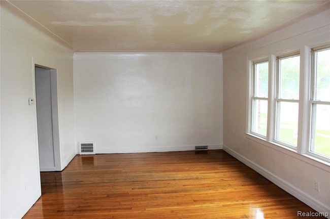 Building Photo - 1505 W Nine Mile Rd
