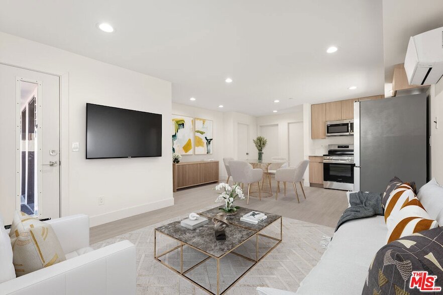 Foto principal - 6943 Simpson Ave