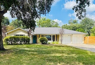 Building Photo - 5019 Oak Forest Dr
