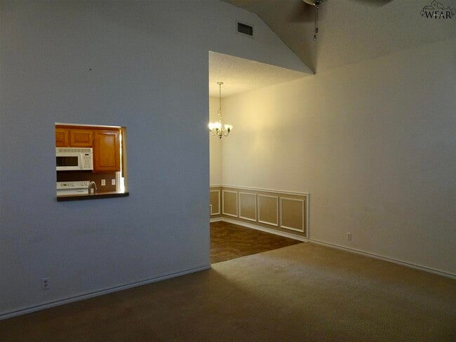 Building Photo - 405 Swenson St