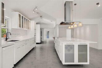 Building Photo - 801 NE 118th St