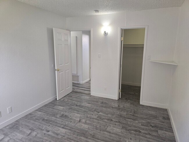 Foto del edificio - 1724 Breckenwood Ct