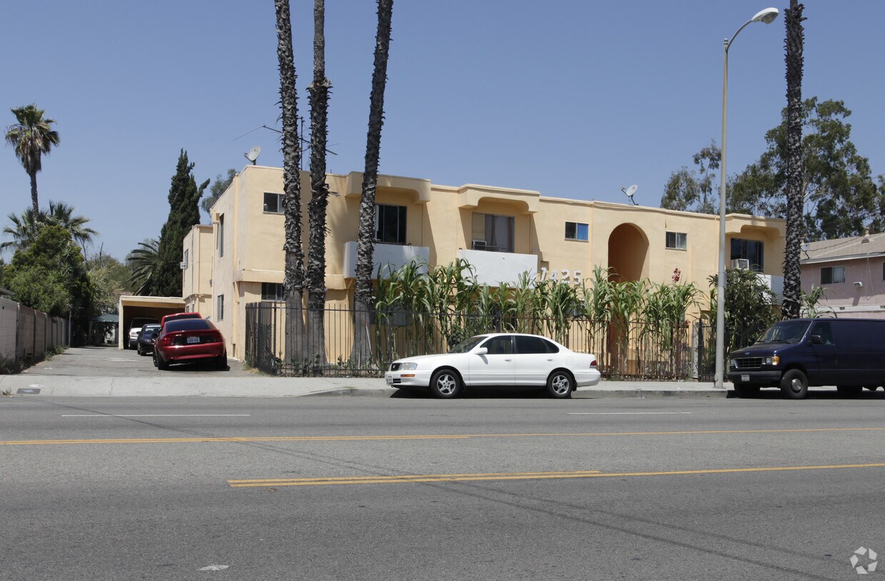 Foto del edificio - 7425-7427 Vineland Ave