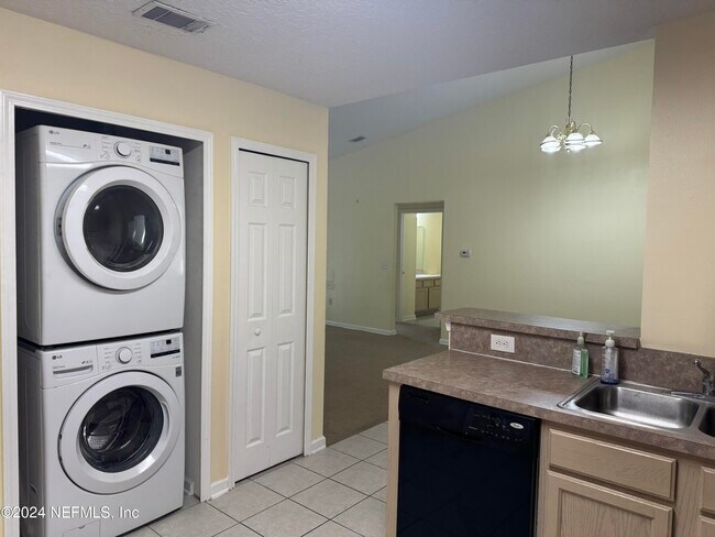 Foto del edificio - 7920 Merrill Rd