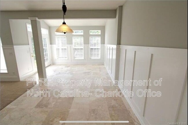 Building Photo - 6033 Queens Walk Ct