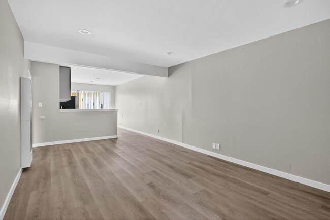 Foto del edificio - 10442 Lampson Ave