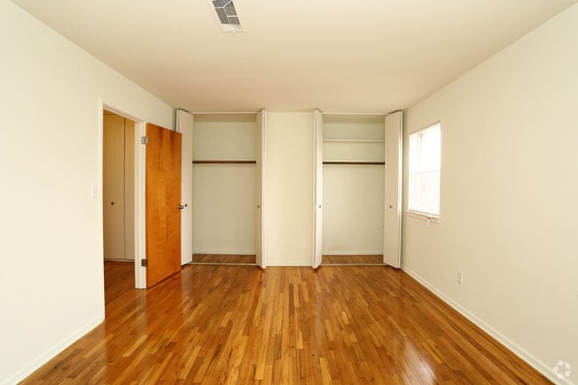 1 BD, 1BA (750sqft) - Bedroom - Milford Beach Apartments