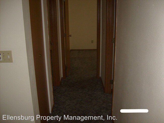 Building Photo - 1008 E 19th Ave