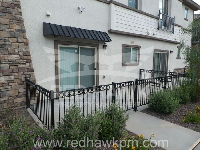 Building Photo - Immaculate 2 Bedroom plus Loft, 2.5 Bathro...