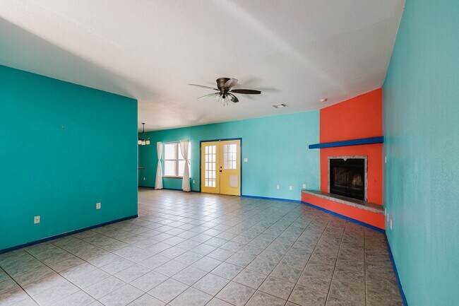 Foto del edificio - Spacious 4 Bedroom Home with Fireplace