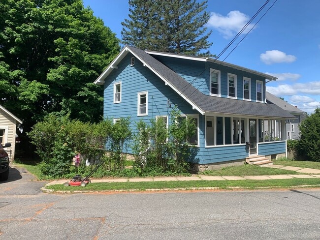 Building Photo - 4 Bedroom Single Family House Available Now!