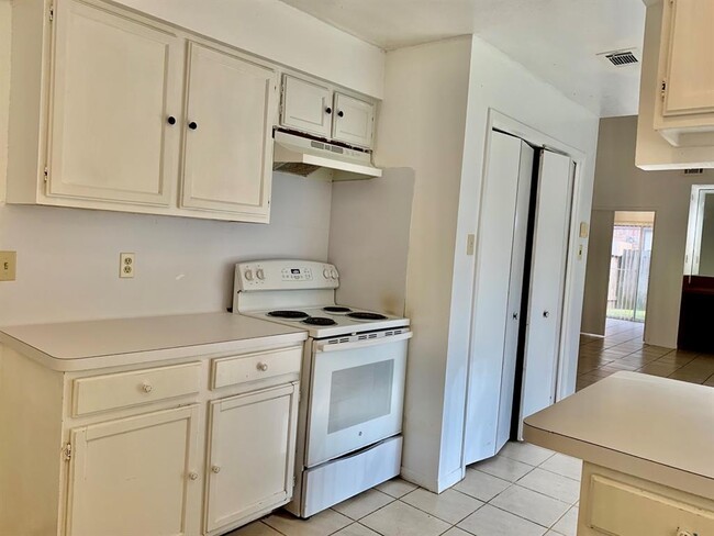 Building Photo - 2526 Valley Forest Dr