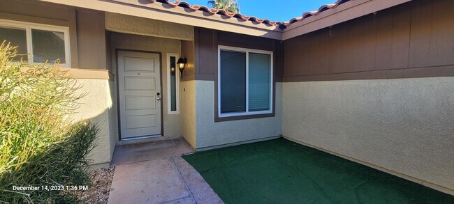 Building Photo - Gorgeous 3bed / 2bath home nestled in a gr...