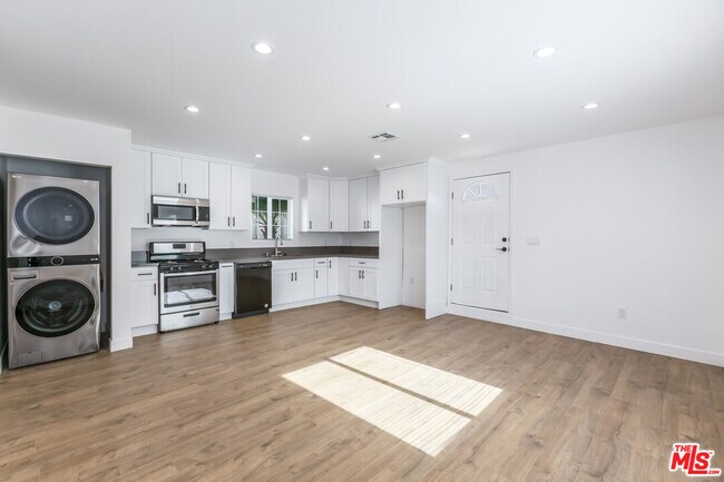 Foto del edificio - 15812 Chatsworth St
