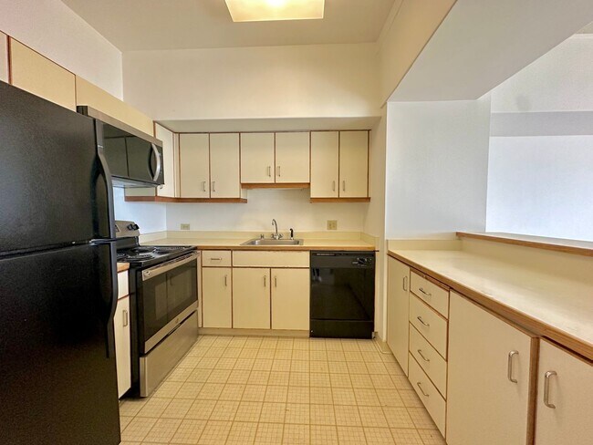 Building Photo - One-Bedroom, one-bathroom available for re...