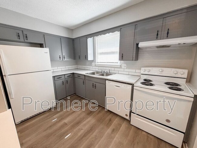 Building Photo - 219 N Oak Dr