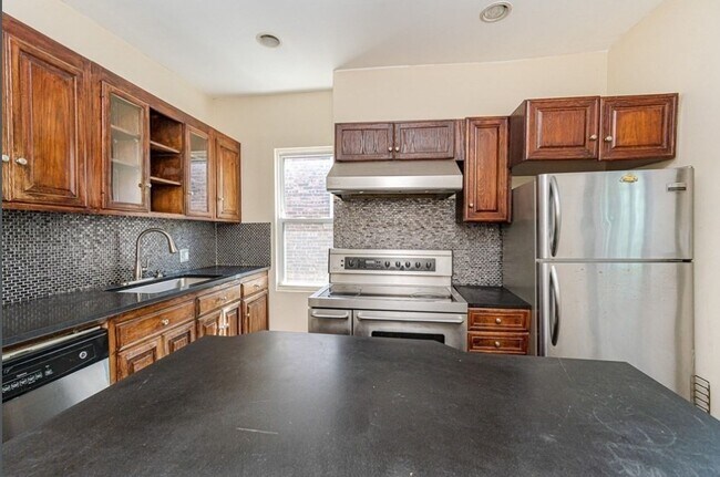 Building Photo - 10 Chilcott Pl