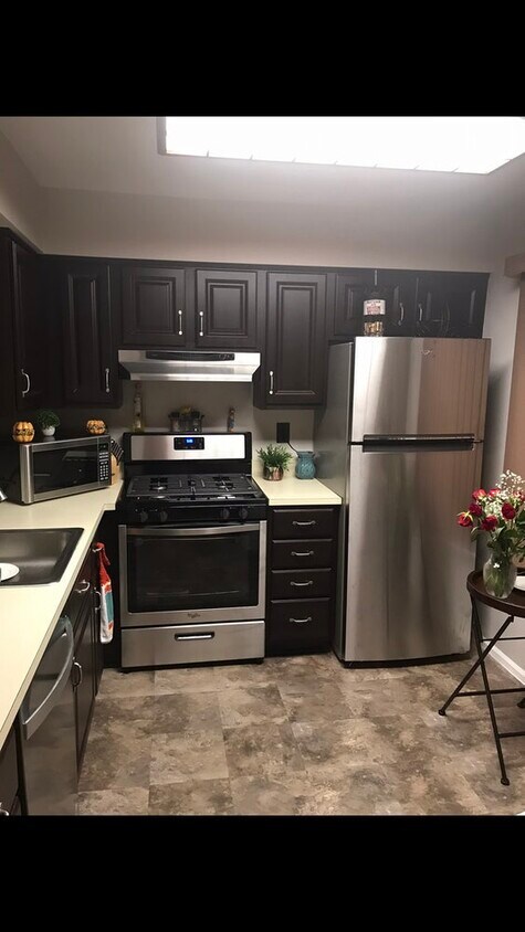 Updated Kitchen - 3008B Heatherstone Ct