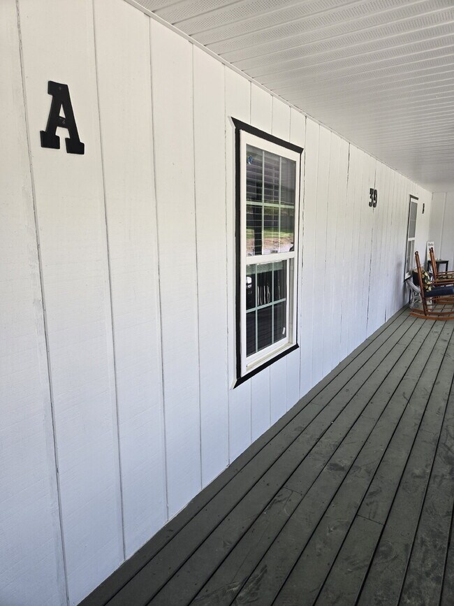 Foto del edificio - Oversized ONE Bedroom *HALF OFF YOUR FIRST MONTH*