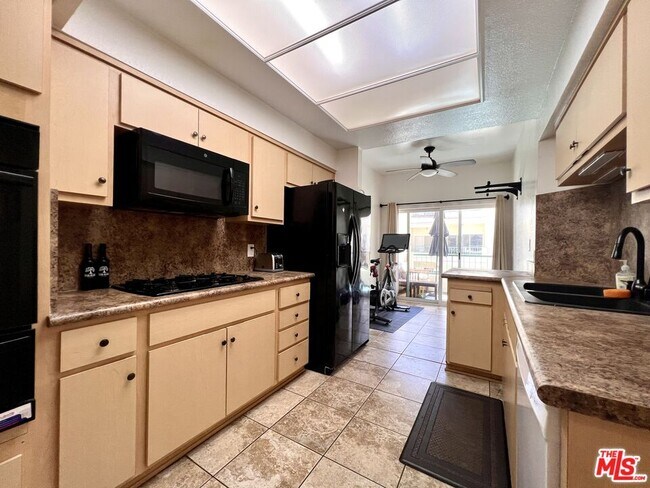 Building Photo - 5420 Sylmar Ave