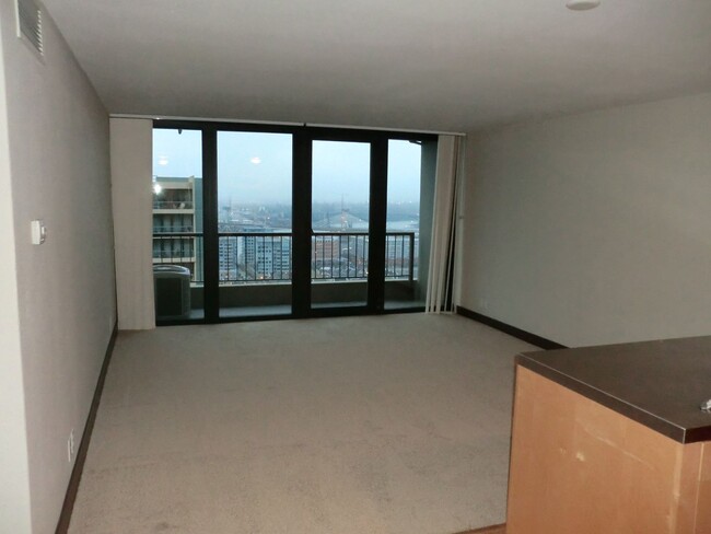 Foto del edificio - 16th Floor, River Views. Immaculate, Downt...