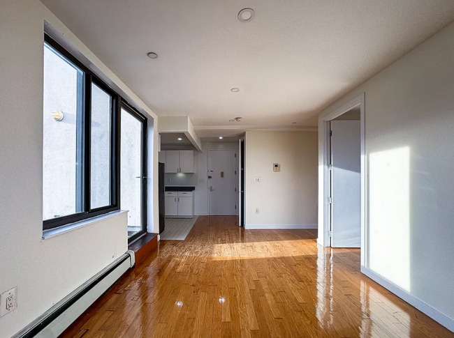 Building Photo - 924 Metropolitan Ave