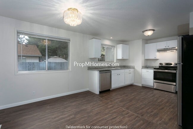 Building Photo - Quaint Ranch Style Home with Fenced Yard!