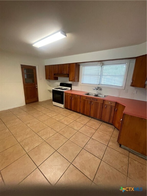 Building Photo - 910 Fern Ln