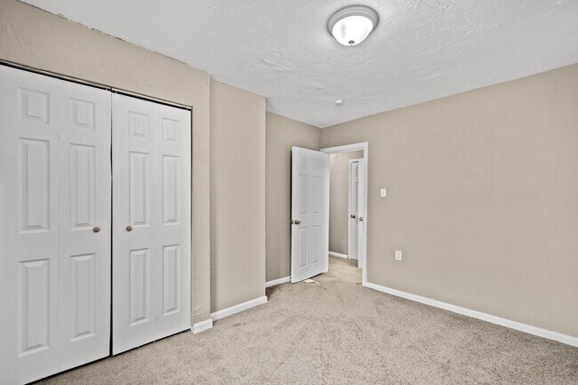 Foto del edificio - A 4 BEDROOM GEM WITH A PRIVATE PARKING PAD...