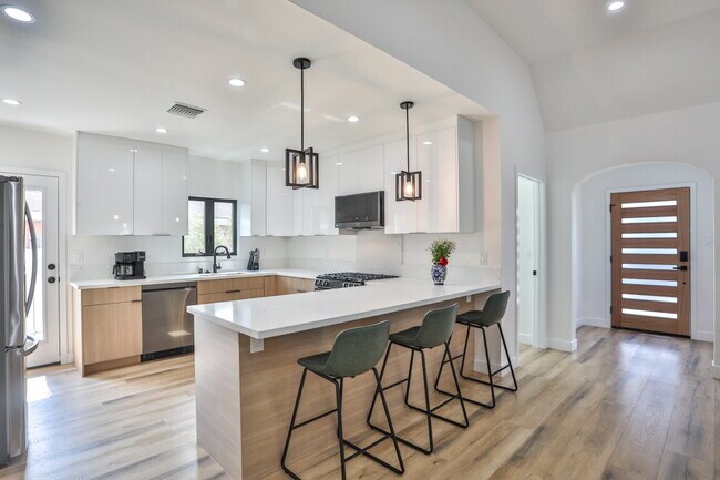 Foto del edificio - Fully Furnished 3BR Home in Long Beach W/ Appliances