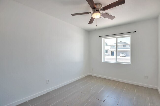 Foto del edificio - 5 Bedroom, 3 Bath, Pool, Remodeled