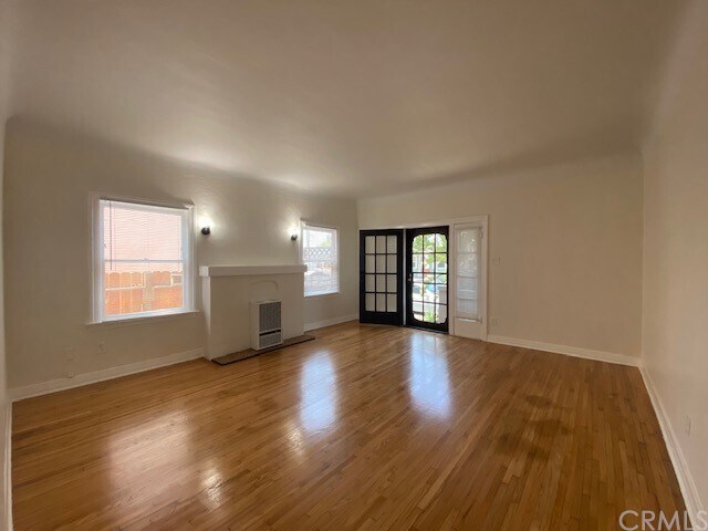 Foto del edificio - 3320 E 8th St