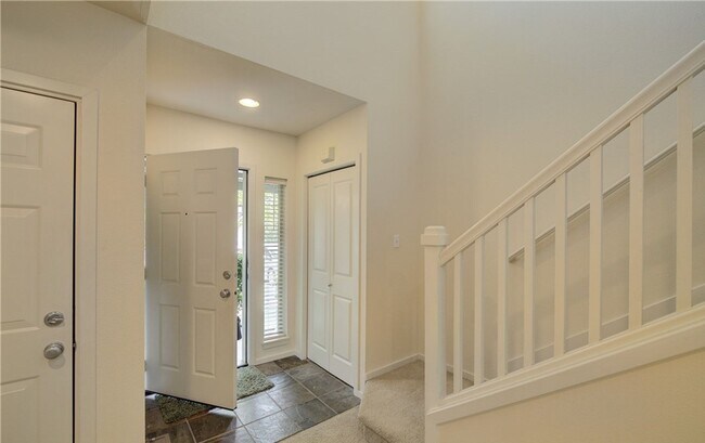 Building Photo - 2bd/2.5ba Redmond Townhouse