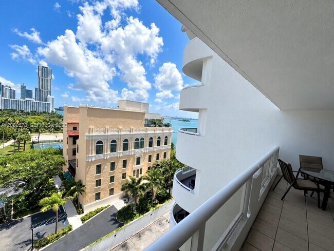 Foto del edificio - 1717 N Bayshore Dr