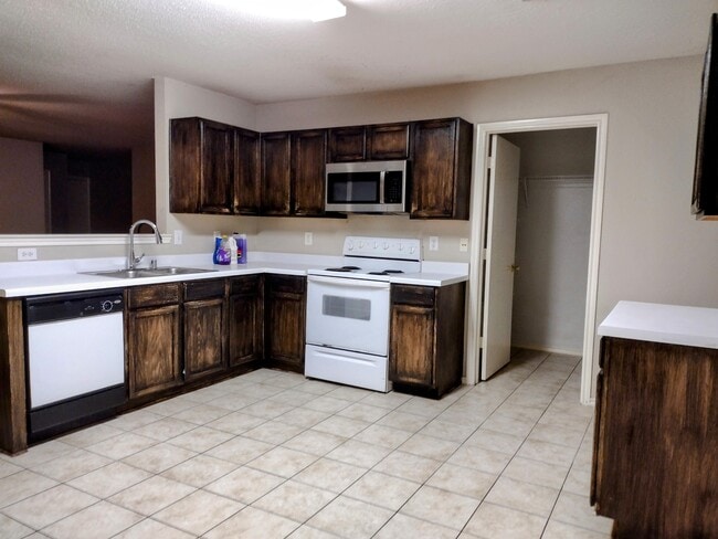 Building Photo - 812 Lewis Canyon Ln